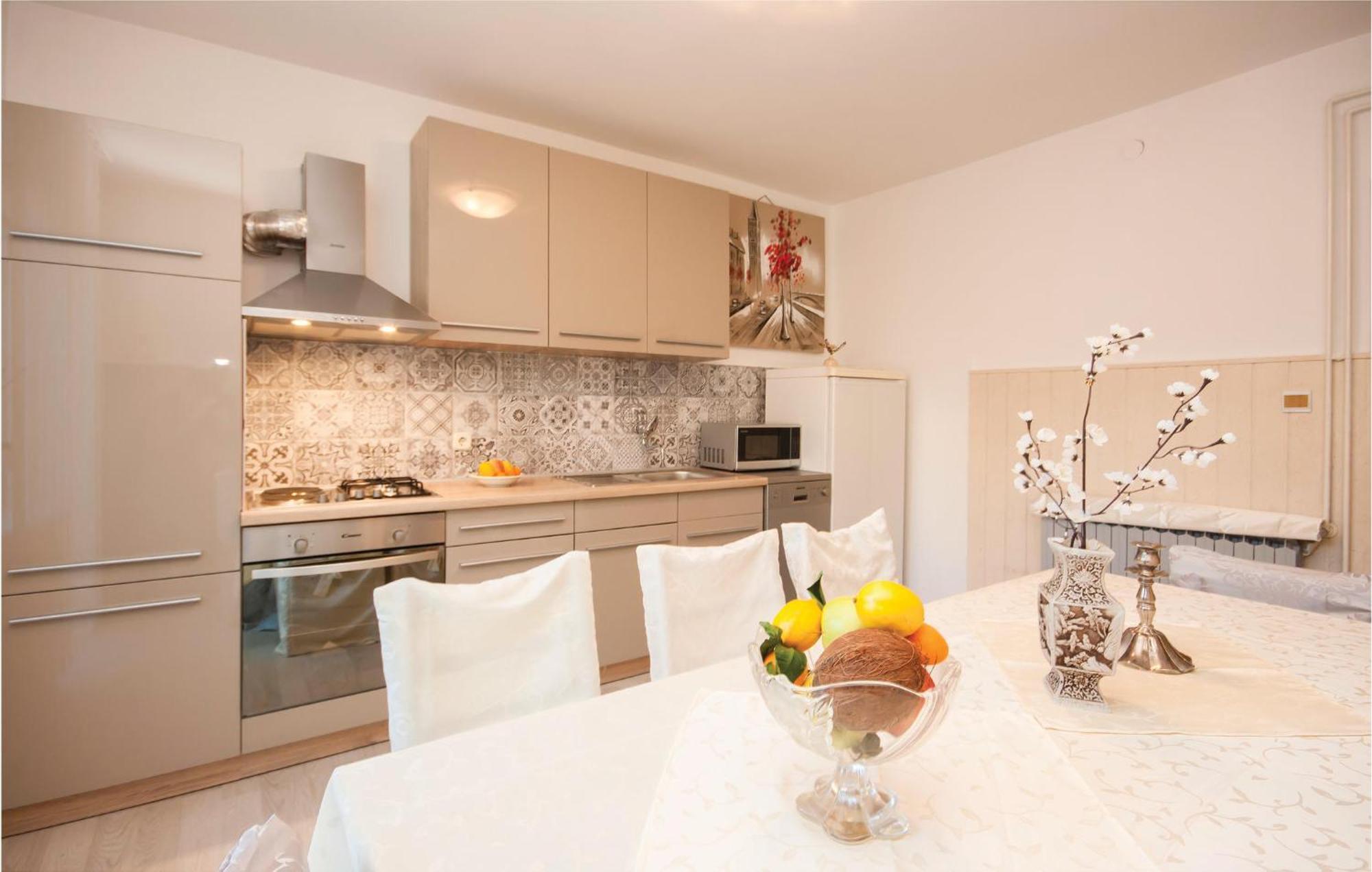 Cozy Apartment In Brodarica With Wifi Екстер'єр фото