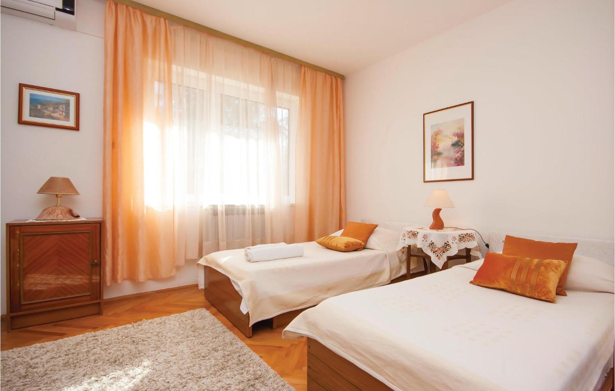 Cozy Apartment In Brodarica With Wifi Екстер'єр фото
