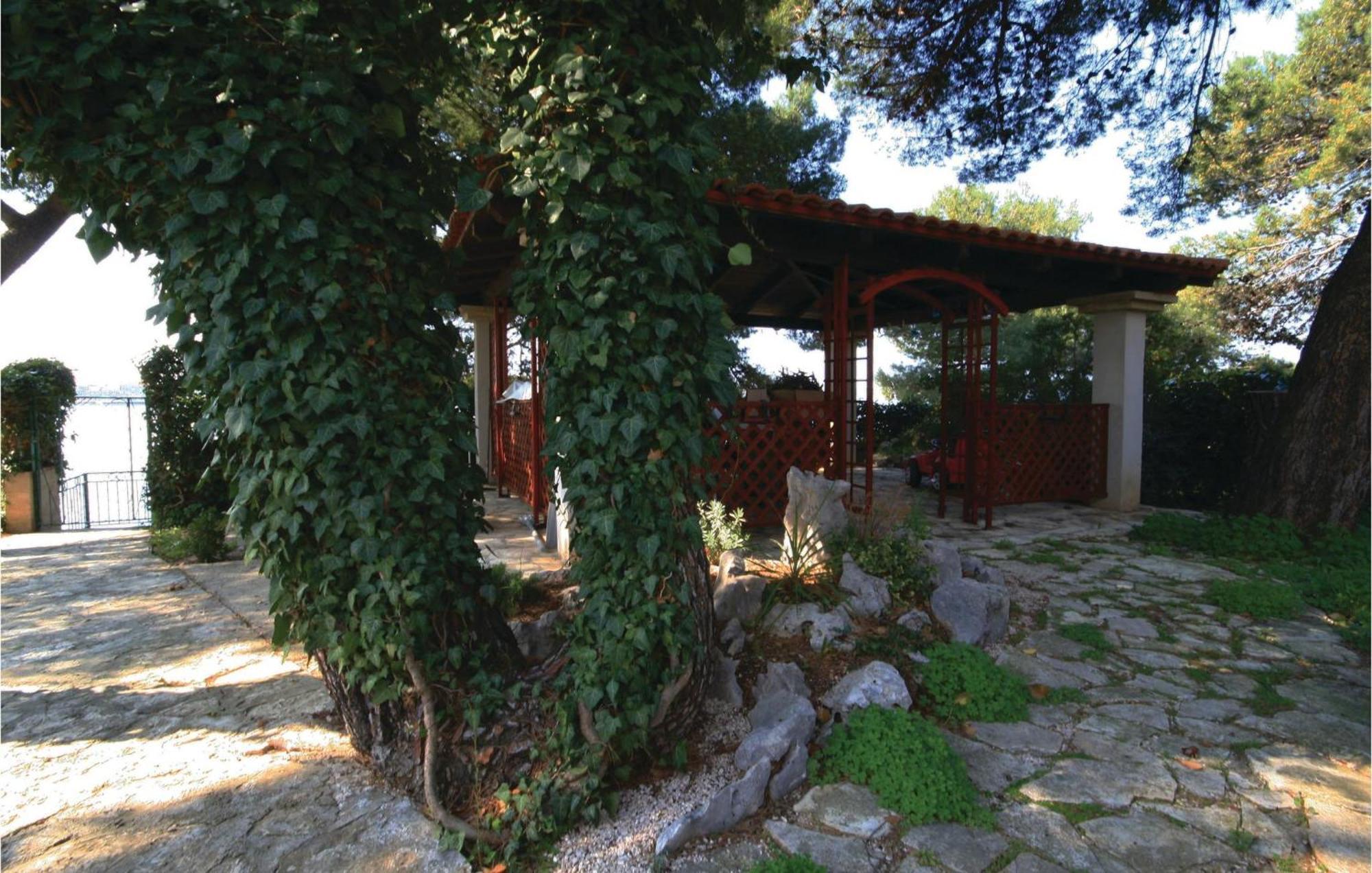 Cozy Apartment In Brodarica With Wifi Екстер'єр фото