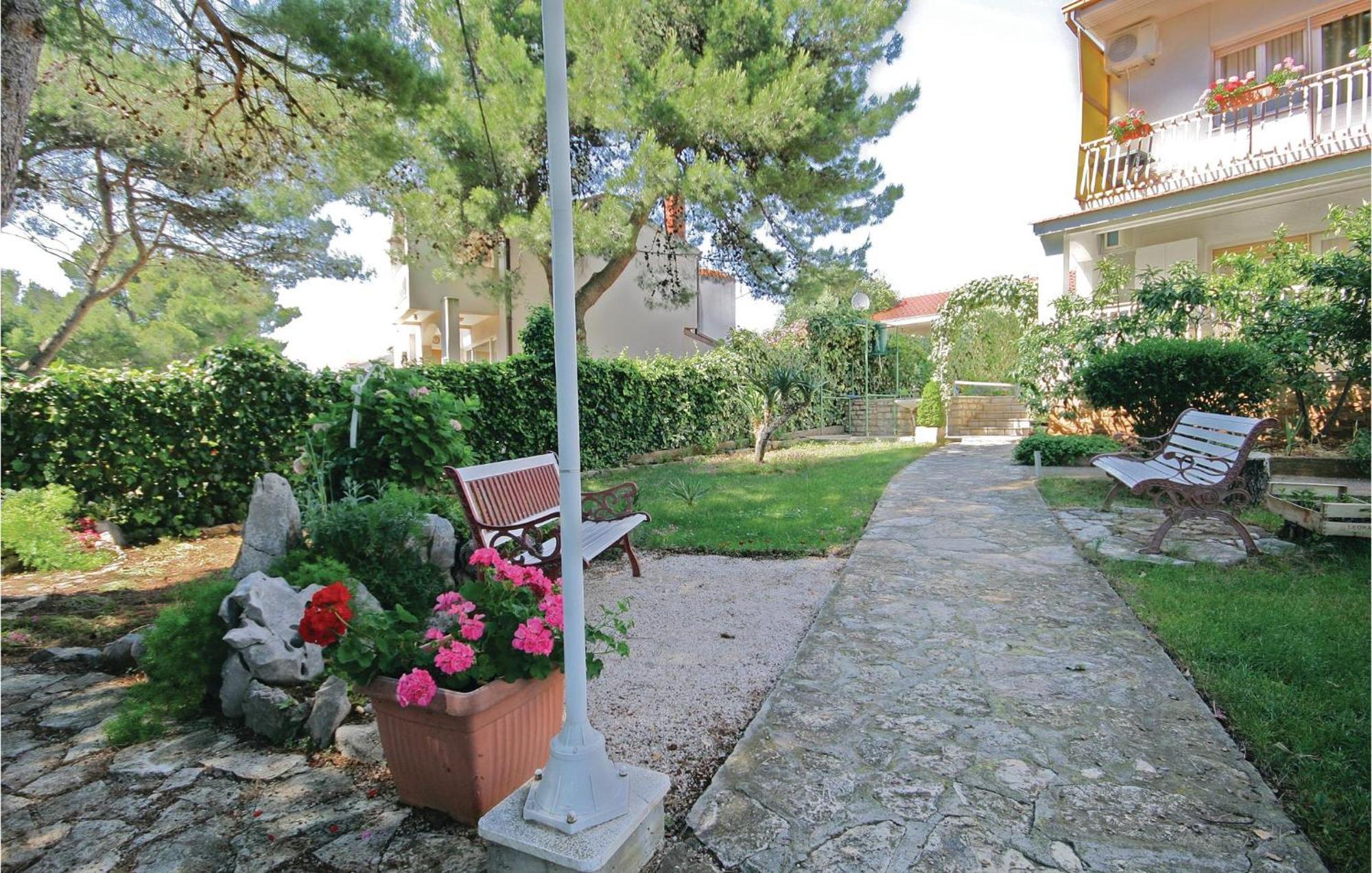 Cozy Apartment In Brodarica With Wifi Екстер'єр фото