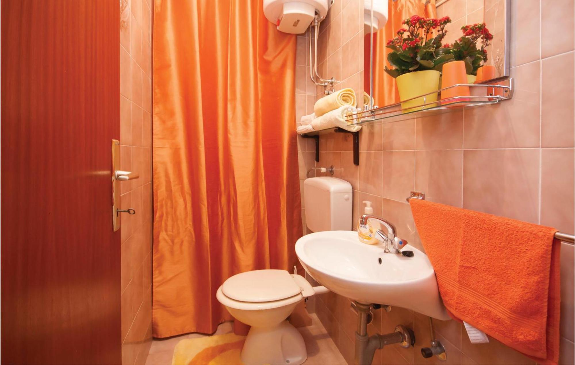 Cozy Apartment In Brodarica With Wifi Екстер'єр фото